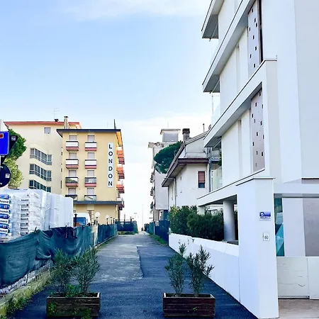 Jes - Solo A Pochi Passi Dal Mare